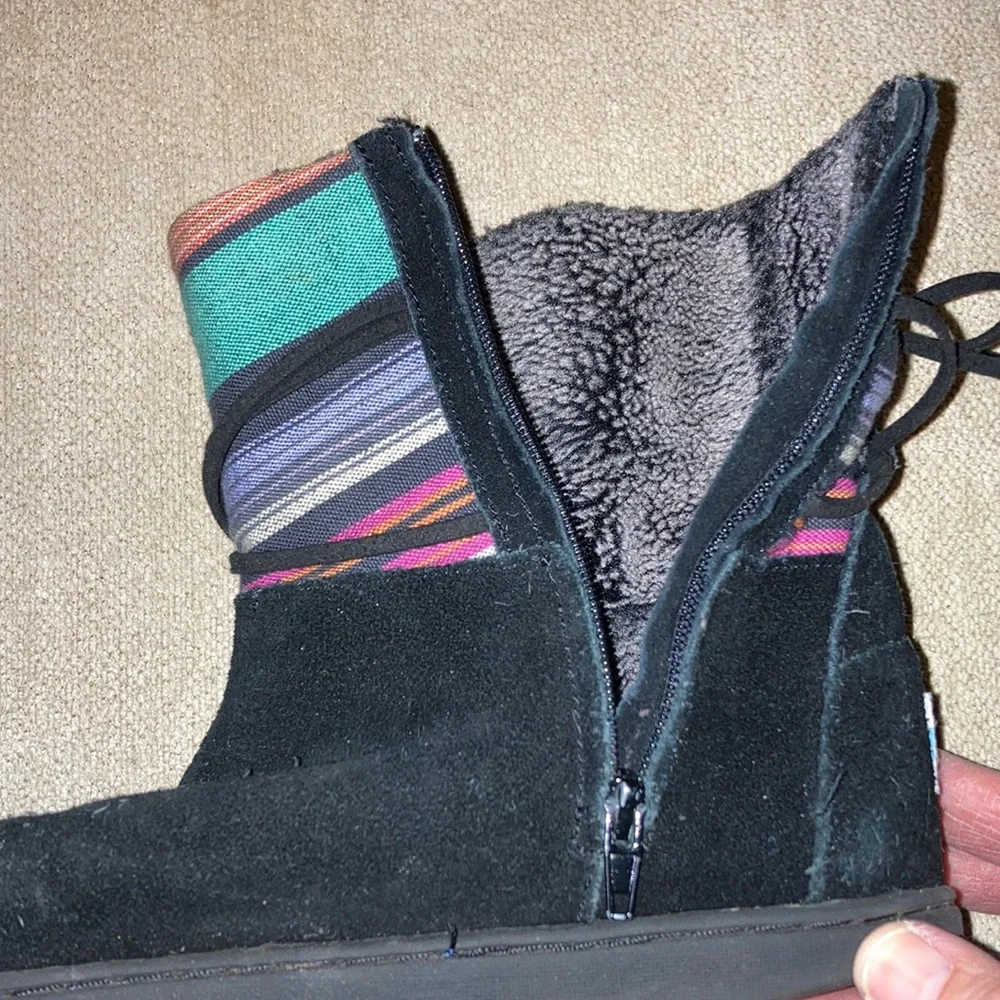 TOMS Big Kids Rubber Sole Faux Fur Lined Suede Zip up Fall Winter Boots Size 4